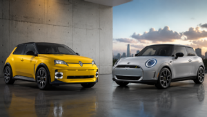 Renault 5 Alpine y MINI Cooper SE eléctricos comparados frente a frente en un fondo urbano