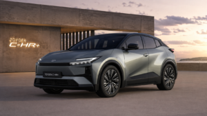 Toyota C-HR+ eléctrico aparcado frente al mar en una carretera costera
