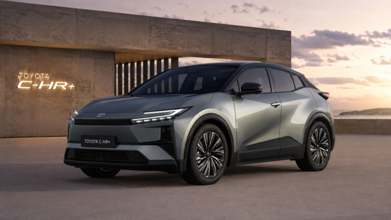 Toyota C-HR+ eléctrico aparcado frente al mar en una carretera costera