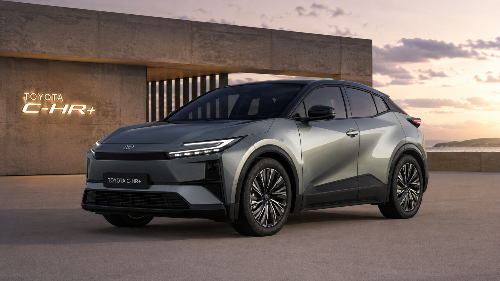 Toyota C-HR+ eléctrico aparcado frente al mar en una carretera costera