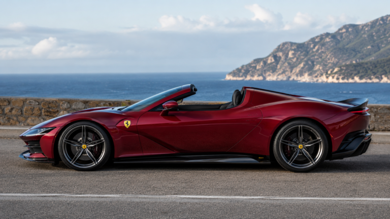Ferrari HC25 one-off de color rojo brillante presentado en el patio de Maranello