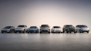 Los 7 coches eléctricos con mayor autonomía de 2026 alineados en una composición de grupo