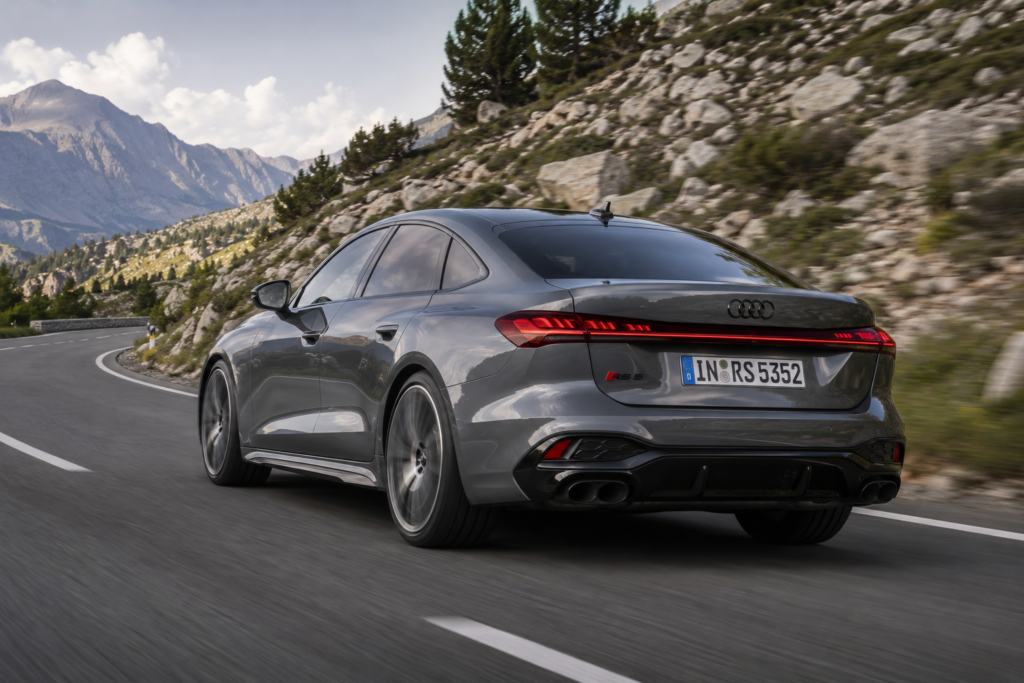 Audi RS 5 2026 circulando en carretera mostrando su dinamismo
  con tracción quattro