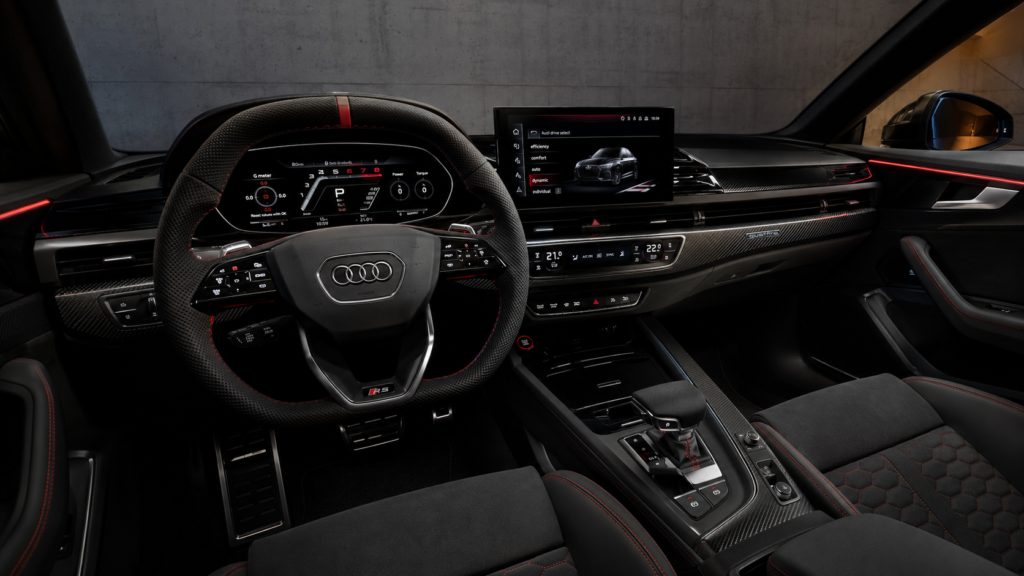 Interior deportivo del Audi RS 5 2026 con asientos deportivos
  y cuadro digital