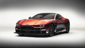 Aston Martin Valen de motor delantero y capó largo en acabado rojo satinado