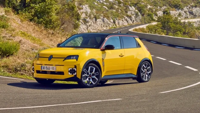 Renault 5 E-Tech en la carretera
