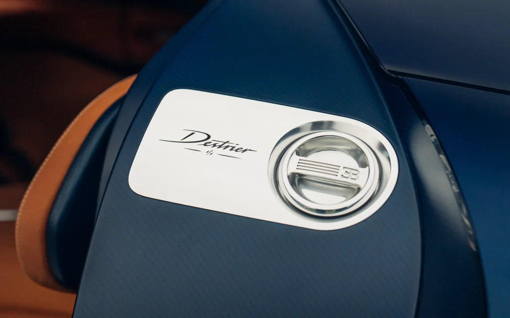 BUGATTI-Destrier-at-The-Quail interior tapa combustible