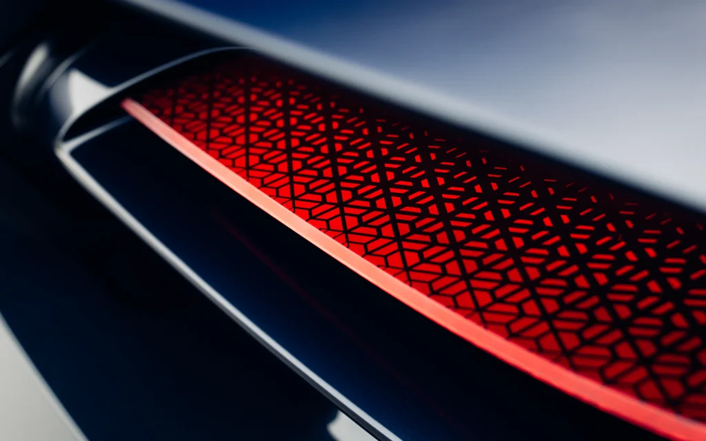 BUGATTI-Destrier-at-The-Quail faro trasero