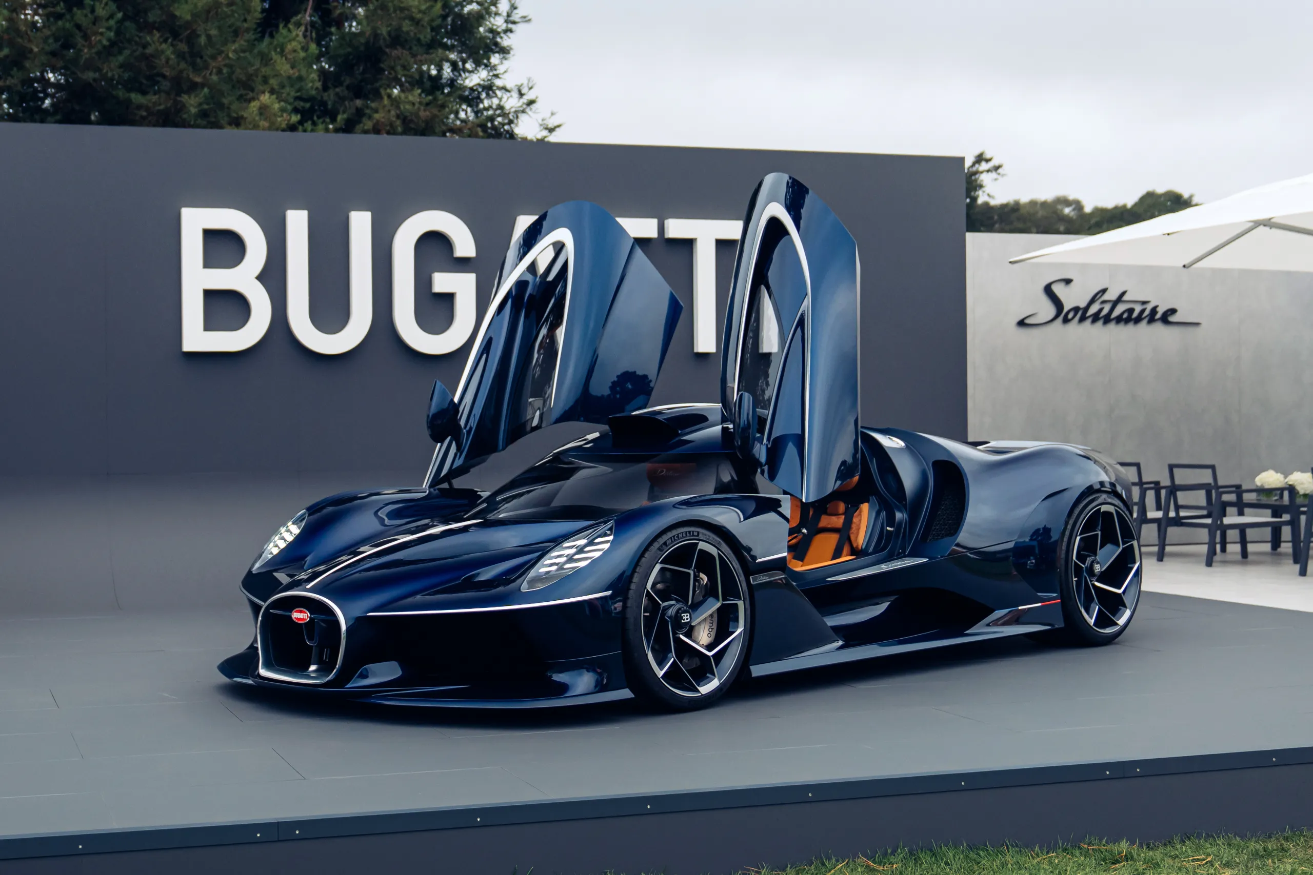 Hiperdeportivo bugatti-destrier streamliner de superficies escultóricas y altura mínima